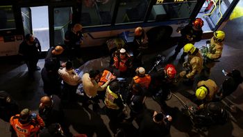 un colectivo atropello y paso por encima a manifestantes en jerusalen: hay un muerto un colectivo atropello y paso por encima a manifestantes en jerusalen: hay un muerto