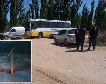 Vecinos de cuatro barrios tomaron un colectivo para que la Municipalidad les arreglen unas calles en Plottier.