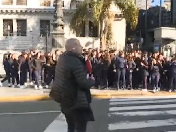 La reacción de un contingente de secundarios al vallado en el Congreso: Un desastre