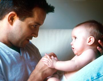 Organismos internacionales recomiendan ampliar las licencias por maternidad y paternidad