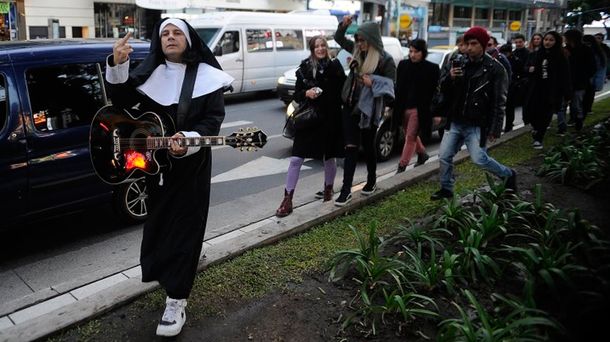 Cristian Aldana fue a una marcha en su contra vestido de monja