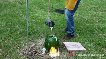 aluminio fundido adentro de una sandia aluminio fundido adentro de una sandia