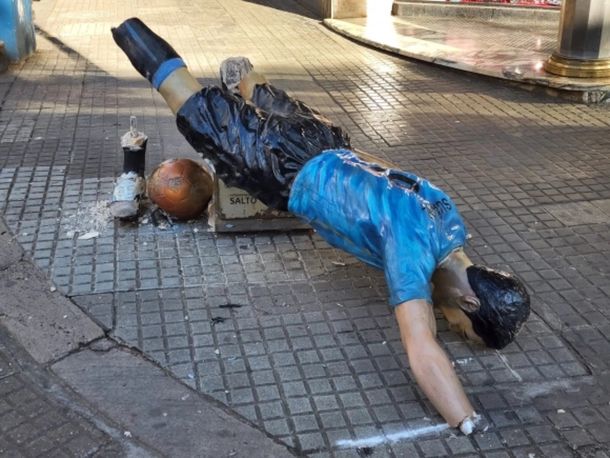 Hinchas de Peñarol destruyeron una estatua de Luis Suárez