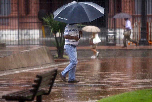 Rige un alerta por lluvias intensas en la Ciudad para todo el martes