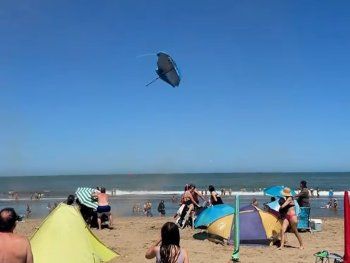 Una tolvanera sacudió las playas de Valeria del Mar: se volaron las sombrillas y hubo pánico