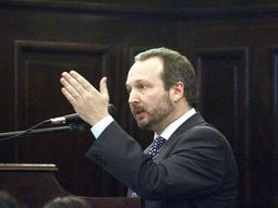 sabbatella: es falso que la ley vaya a fundir a clarin sabbatella: es falso que la ley vaya a fundir a clarin