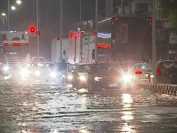 La Avenida Hipólito Irigoyen quedó inundada. La Avenida Hipólito Irigoyen quedó inundada.