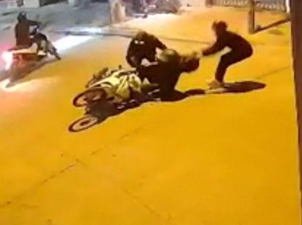 Córdoba: captaron el momento en que motochorros rodeó a una mujer para robarle la moto