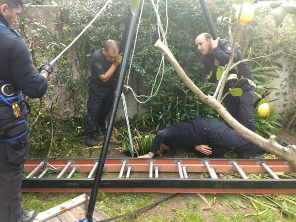 Bomberos de La Plata salvaron a una mujer que estuvo 15 horas atrapada en un pozo