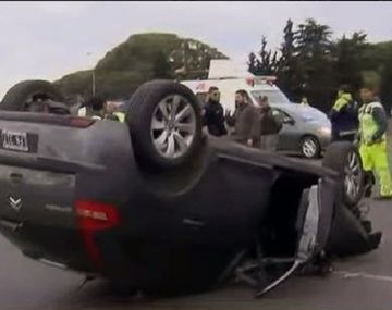 Uno de los autos volcados en la Panamericana
