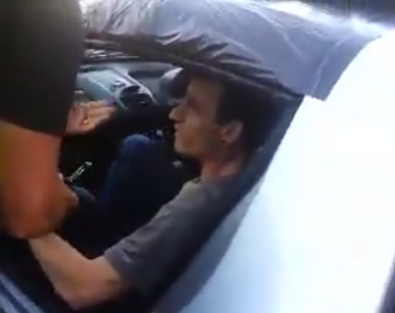 Un ladrón queda encerrado en un auto que intentaba robar