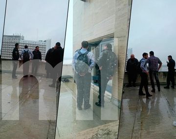 Detienen a dos empleados judiciales por colgar bandera a favor de CFK