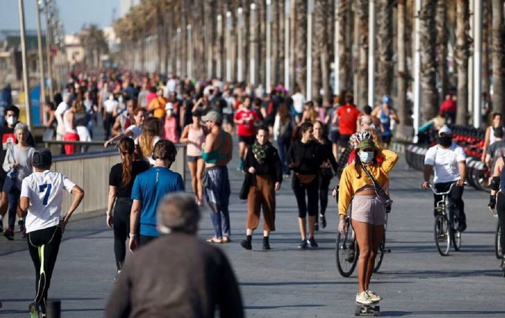 Rebrote de coronavirus en España: prohíben fumar en la calle y anuncian el cierre de boliches