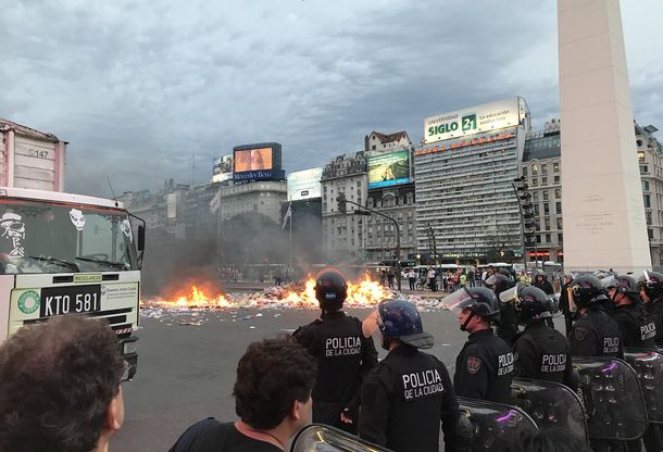 Basura en el Obelisco porteño