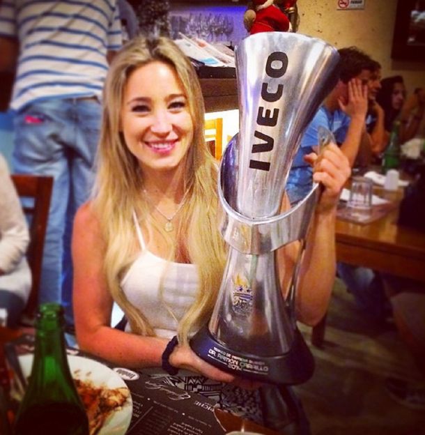 El lado sexy del campeón: la hija del presidente también posó con la Copa