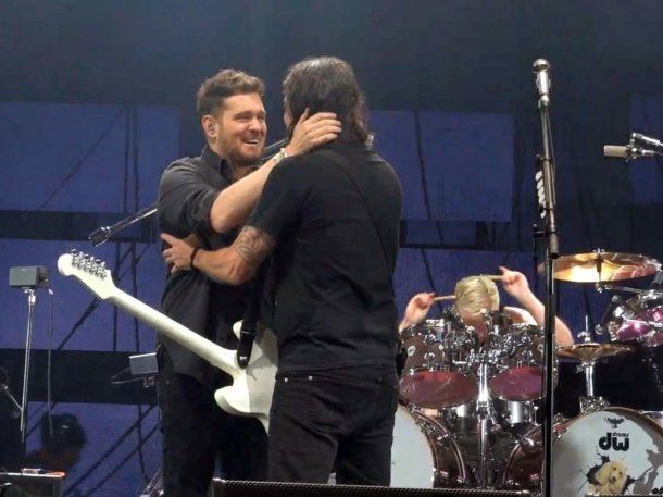 La divertida participación de Michael Bublé en un show de Foo Fighters