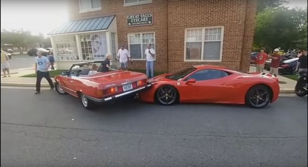 VIDEO: Una mujer quiso estacionar y su auto terminó encima de una Ferrari