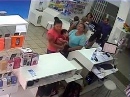 video: con su bebe en brazos, entro a un local y robo un celular video: con su bebe en brazos, entro a un local y robo un celular
