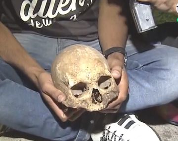 Nunca visto: un hincha de Racing llevó el cráneo de su abuelo a los festejos del campeón