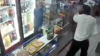 entro a robar con un cuchillo a un supermercado y el dueno se le tiro encima entro a robar con un cuchillo a un supermercado y el dueno se le tiro encima