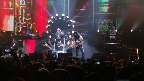VIDEOS Guns NRoses inició su gira reunión en Las Vegas, con Axl Rose enyesado
