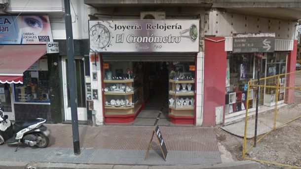 Entraron a robar a una joyería, tomaron rehenes y se terminaron entregando a la policía