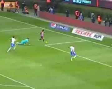 El ex jugador de Arsenal quedó expuesto en la agónica derrota de su equipo