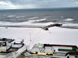 nieve en miramar: impactantes imagenes de las playas tenidas de blanco nieve en miramar: impactantes imagenes de las playas tenidas de blanco