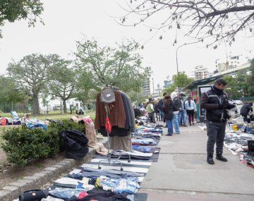 Desalojan a más de 2 mil manteros que ocupaban el Parque Centenario.