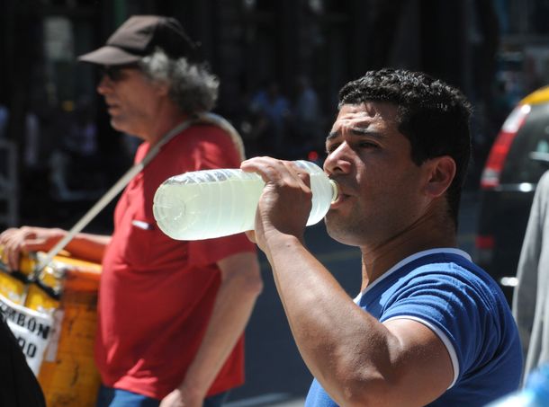 Otro día sin luz y con calor complica a los porteños