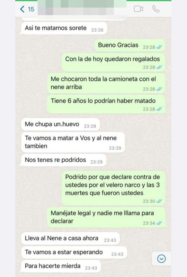 Las capturas de pantalla de su celular, en los que asegura que son “amenazas de su ex mujer”. En las mismas se puede leer: “Me chupa un huevo. Te vamos a matar a vos y al nene también. Nos tenés re podridos”.