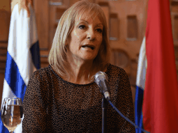 Carolina Cosse no será llamada por la Junta Departamental de Montevideo para argumentar el aumento del boleto en la capital uruguaya. Carolina Cosse no será llamada por la Junta Departamental de Montevideo para argumentar el aumento del boleto en la capital uruguaya.