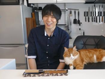 Jun restauró su cuchillo de tres dólares y salió ganando