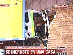 un camion de basura termino incrustado dentro de una casa un camion de basura termino incrustado dentro de una casa