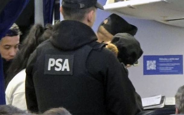 Escándalo en el aire: detienen en Rosario a una pareja por hacer el amor en un avión durante el vuelo