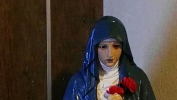 Conmoción por la virgen que llora sangre en Paraná Conmoción por la virgen que llora sangre en Paraná