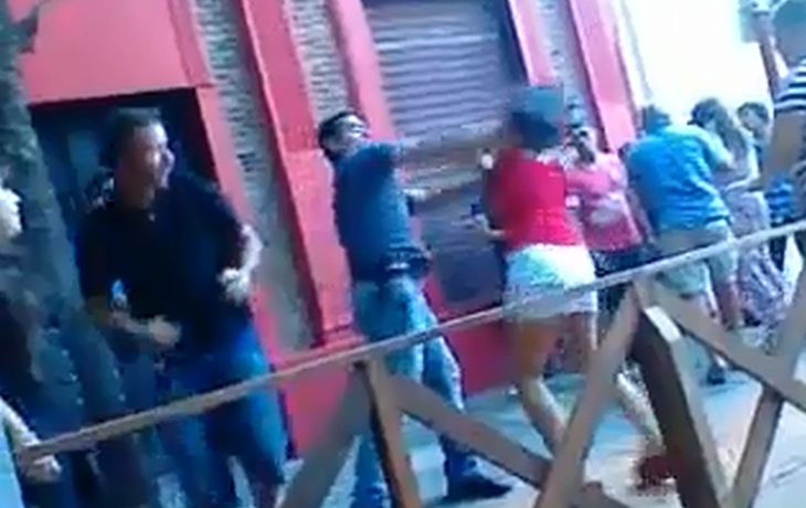 Investigan a policías presentes en la golpiza a dos mujeres