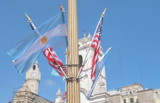 La Plaza de Mayo, cubierta de banderas estadounidenses para recibir a Obama