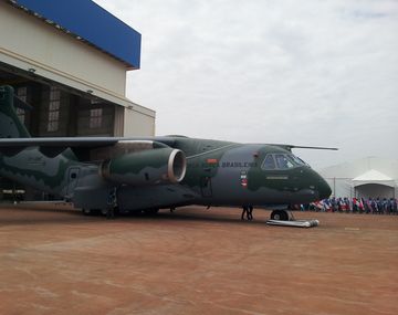 Brasil presentó un avión militar junto al país