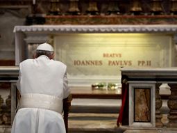 el papa francisco fue a rezar a la tumba de juan pablo ii el papa francisco fue a rezar a la tumba de juan pablo ii