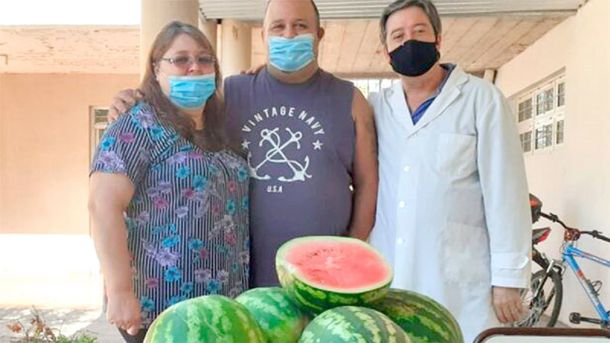 Veteranos de Malvinas le darán internet a una escuela que se mantiene vendiendo verduras