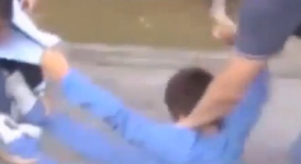 Policías tironearon a un nene para subirlo al patrullero