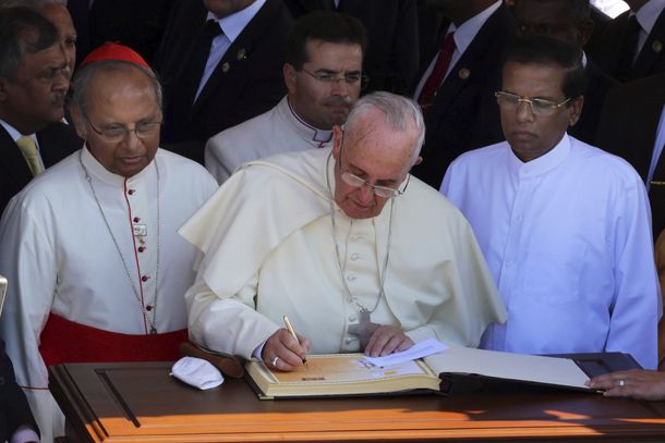 El Papa pidió respetar las diferencias entre las religiones en Sri Lanka