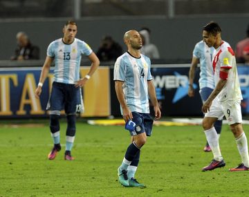 Mascherano dio un mal pase que terminó en penal a favor de Perú.