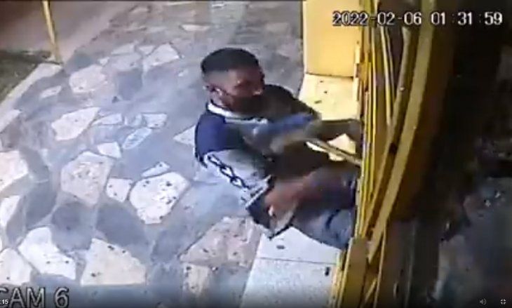 VIDEO: Sacaron a escobazos a un ladrón que intentaban entrar en una panadería