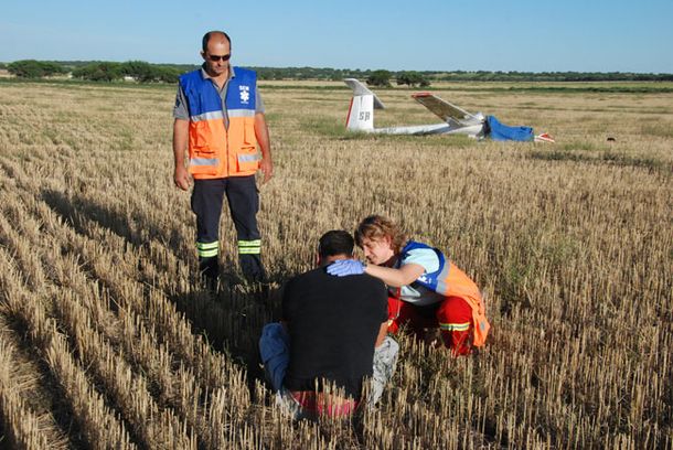 Tragedia en La Pampa: una mujer murió al estrellarse en un campo con un planeador