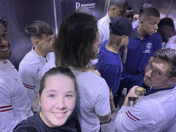 La reacción de una golfista cuando se encontró a Messi, Neymar y Mbappé en el ascensor