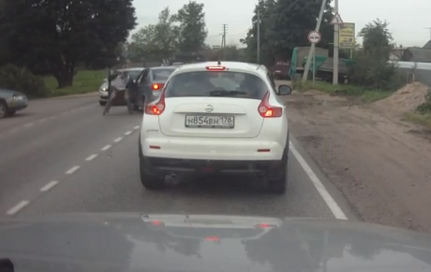 VIDEO: Lo choca, se baja, le saca el celular y se lo rompe