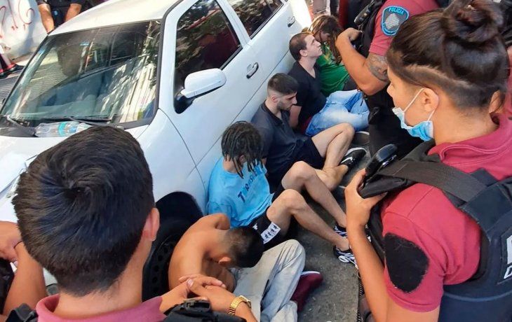 Violación grupal en Palermo: los carteles en el edificio de uno de los involucrados