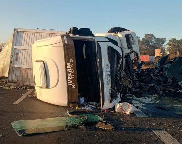 Así quedó el camión tras cruzarse de mano y chocar a una camioneta